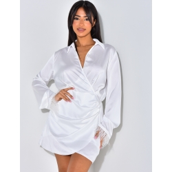 Robe décoltée avec petite plumes aux manches Robe décoltée avec petite plumes aux manches