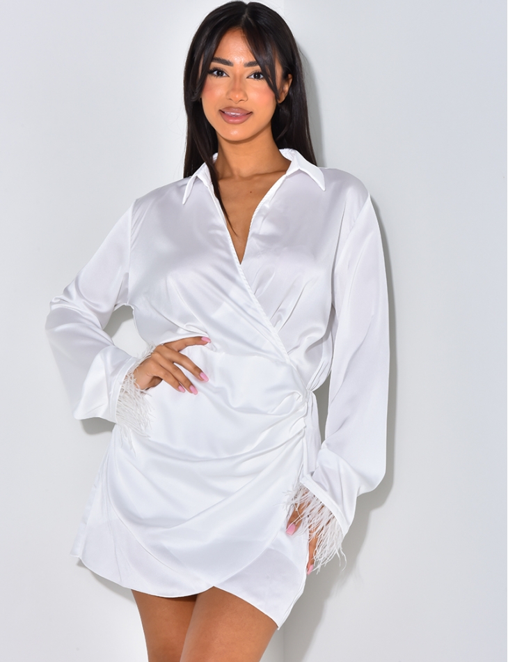 Robe décoltée avec petite plumes aux manches Robe décoltée avec petite plumes aux manches