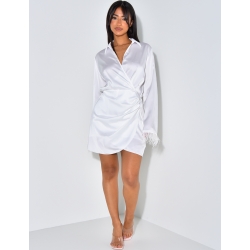 Robe décoltée avec petite plumes aux manches Robe décoltée avec petite plumes aux manches