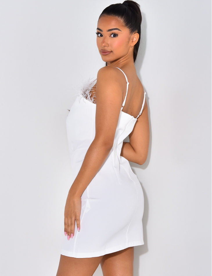 Robe ajustée avec petites plumes en bordures Robe ajustée avec petites plumes en bordures