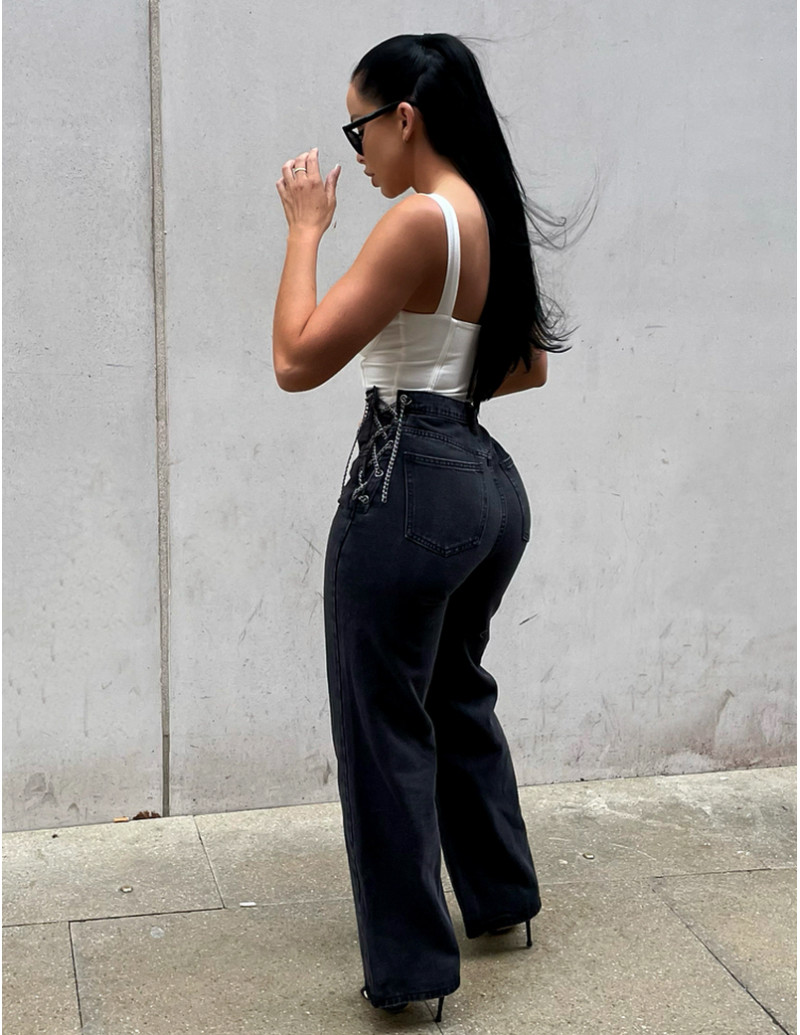 Jeans avec chaînes sur les hanches