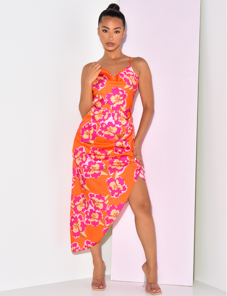 Robe en satin à fleur avec fente et fine bretelle