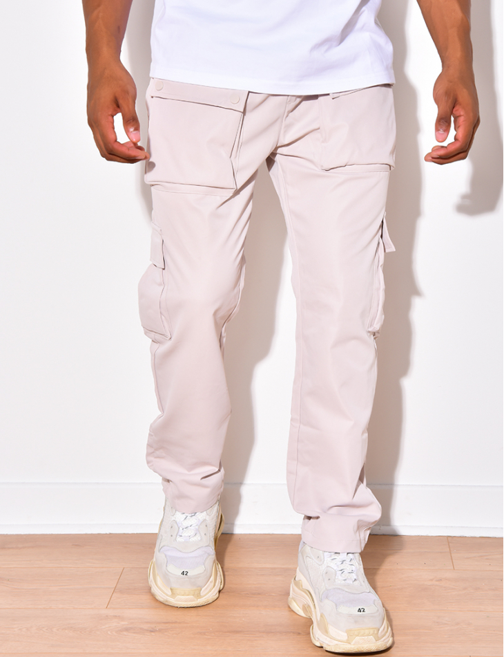 Pantalon cargo à poches et à boutons Pantalon cargo à poches et à boutons