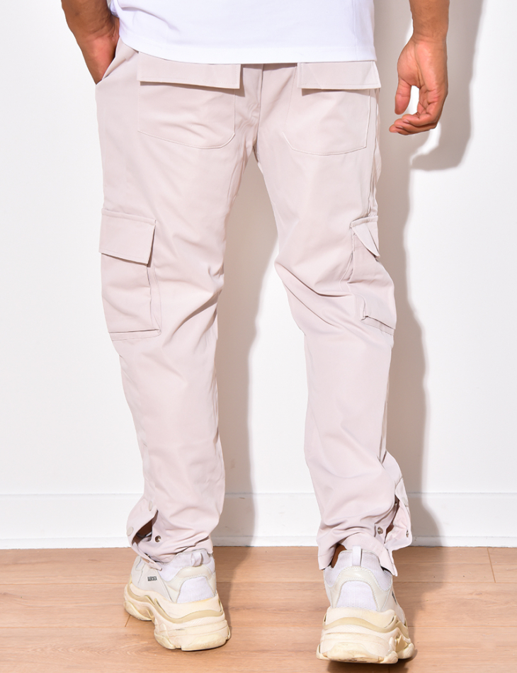 Pantalon cargo à poches et à boutons Pantalon cargo à poches et à boutons