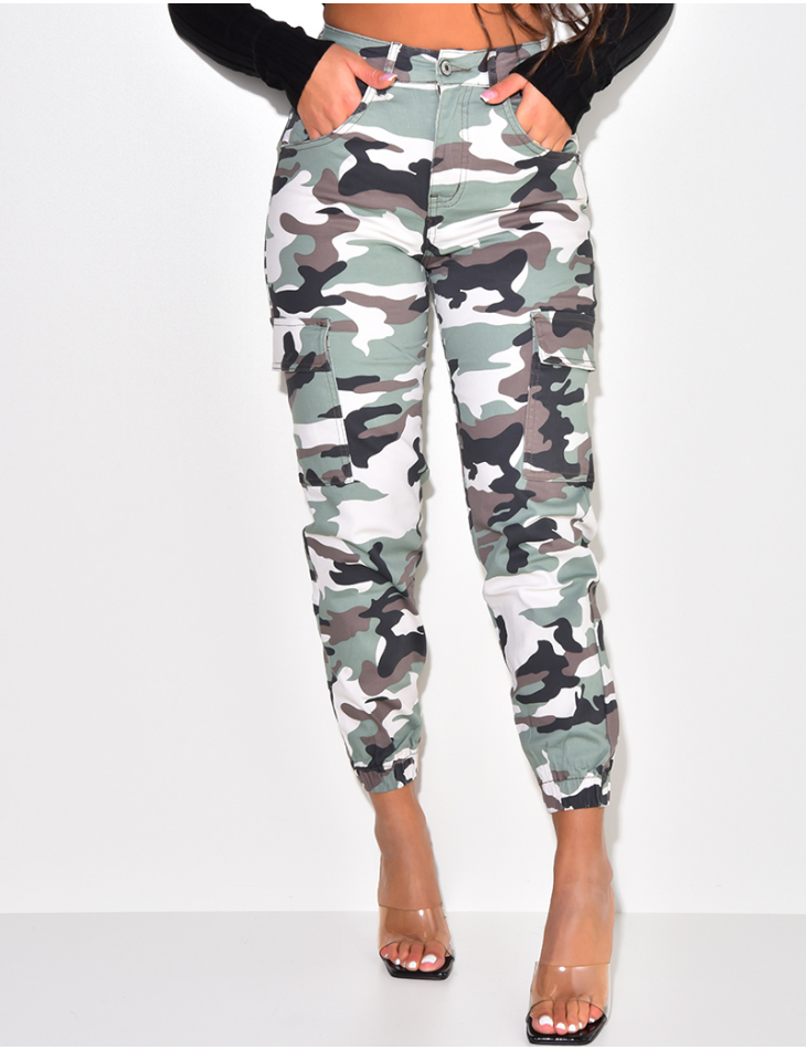 Jeans cargo camouflage resserré aux chevilles Jeans cargo camouflage resserré aux chevilles