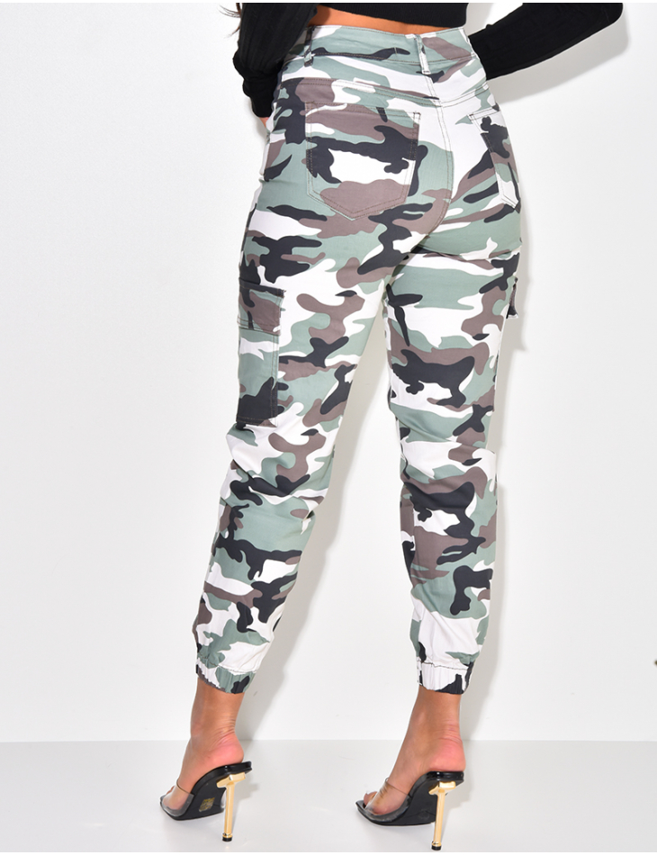Jeans cargo camouflage resserré aux chevilles Jeans cargo camouflage resserré aux chevilles