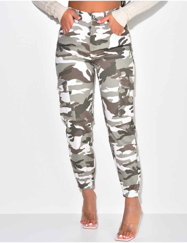 Jeans cargo camouflage resserré aux chevilles Jeans cargo camouflage resserré aux chevilles