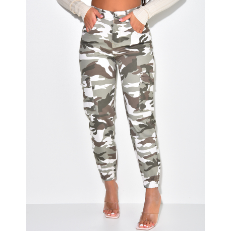 Jeans cargo camouflage resserré aux chevilles Jeans cargo camouflage resserré aux chevilles