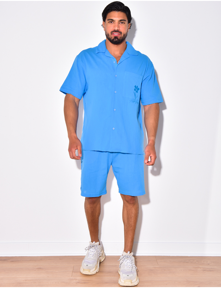 Ensemble en lin short et chemise avec une fleur brodée Ensemble en lin short et chemise avec une fleur brodée