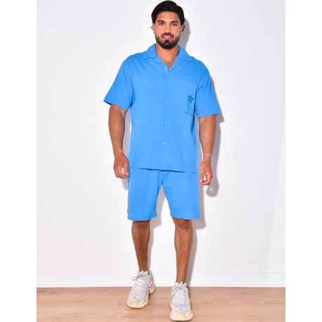 Ensemble en lin short et chemise avec une fleur brodée Ensemble en lin short et chemise avec une fleur brodée