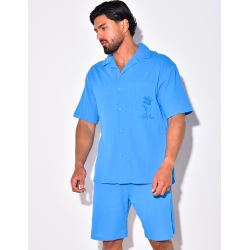 Ensemble en lin short et chemise avec une fleur brodée Ensemble en lin short et chemise avec une fleur brodée