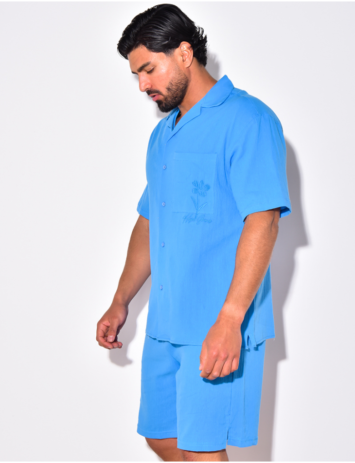 Ensemble en lin short et chemise avec une fleur brodée Ensemble en lin short et chemise avec une fleur brodée