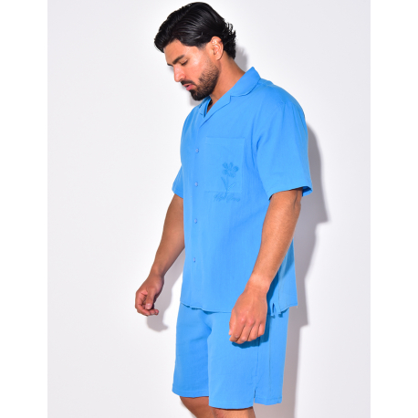 Ensemble en lin short et chemise avec une fleur brodée Ensemble en lin short et chemise avec une fleur brodée
