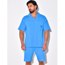 Ensemble en lin short et chemise avec une fleur brodée Ensemble en lin short et chemise avec une fleur brodée