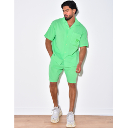 Ensemble en lin short et chemise avec une fleur brodée Ensemble en lin short et chemise avec une fleur brodée