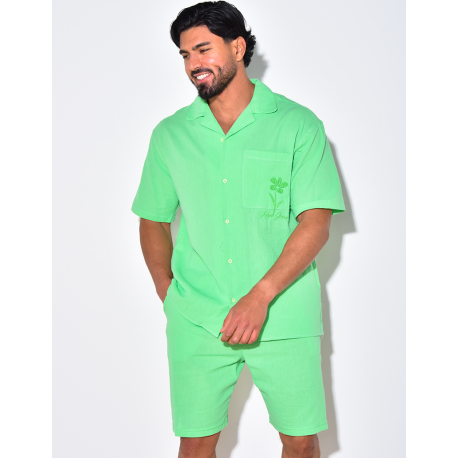 Ensemble en lin short et chemise avec une fleur brodée Ensemble en lin short et chemise avec une fleur brodée