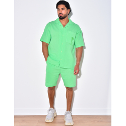 Ensemble en lin short et chemise avec une fleur brodée Ensemble en lin short et chemise avec une fleur brodée