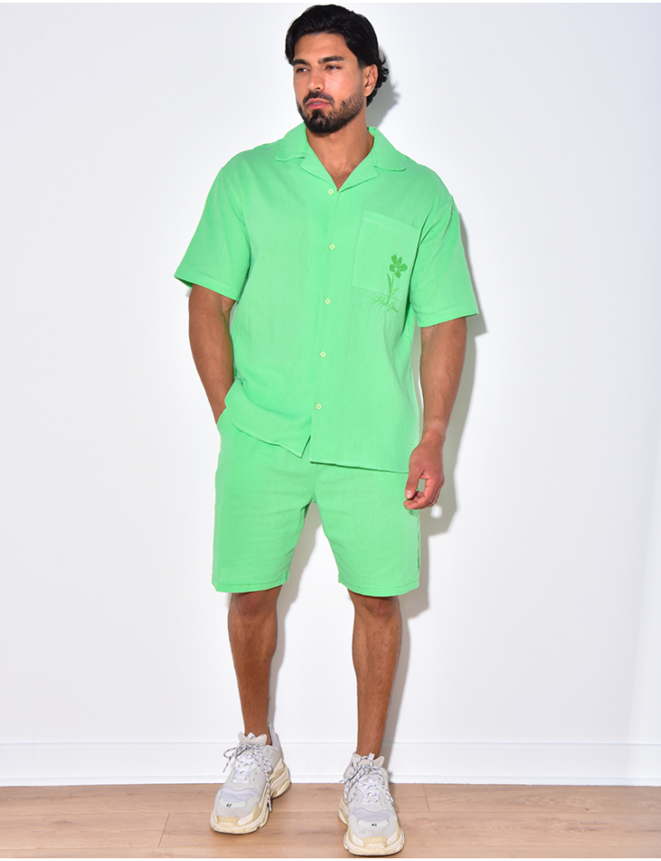 Ensemble en lin short et chemise avec une fleur brodée Ensemble en lin short et chemise avec une fleur brodée