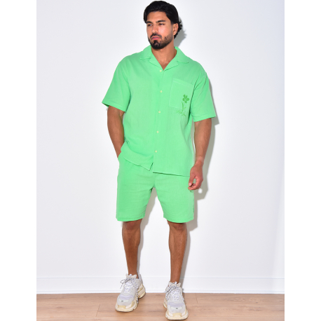 Ensemble en lin short et chemise avec une fleur brodée Ensemble en lin short et chemise avec une fleur brodée