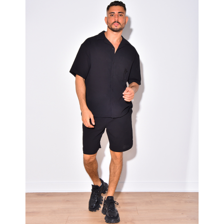 Ensemble en lin short et chemise avec une fleur brodée Ensemble en lin short et chemise avec une fleur brodée