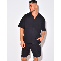 Ensemble en lin short et chemise avec une fleur brodée Ensemble en lin short et chemise avec une fleur brodée