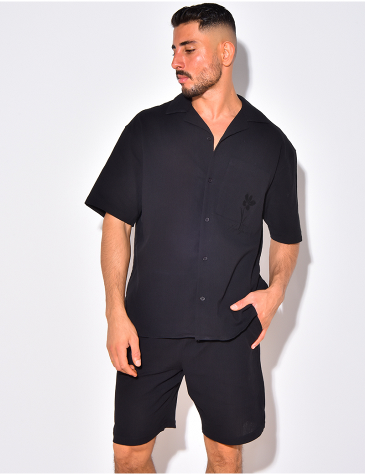 Ensemble en lin short et chemise avec une fleur brodée Ensemble en lin short et chemise avec une fleur brodée