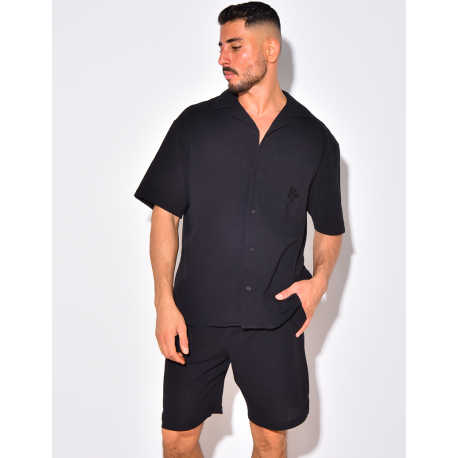 Ensemble en lin short et chemise avec une fleur brodée Ensemble en lin short et chemise avec une fleur brodée