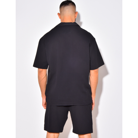 Ensemble en lin short et chemise avec une fleur brodée Ensemble en lin short et chemise avec une fleur brodée