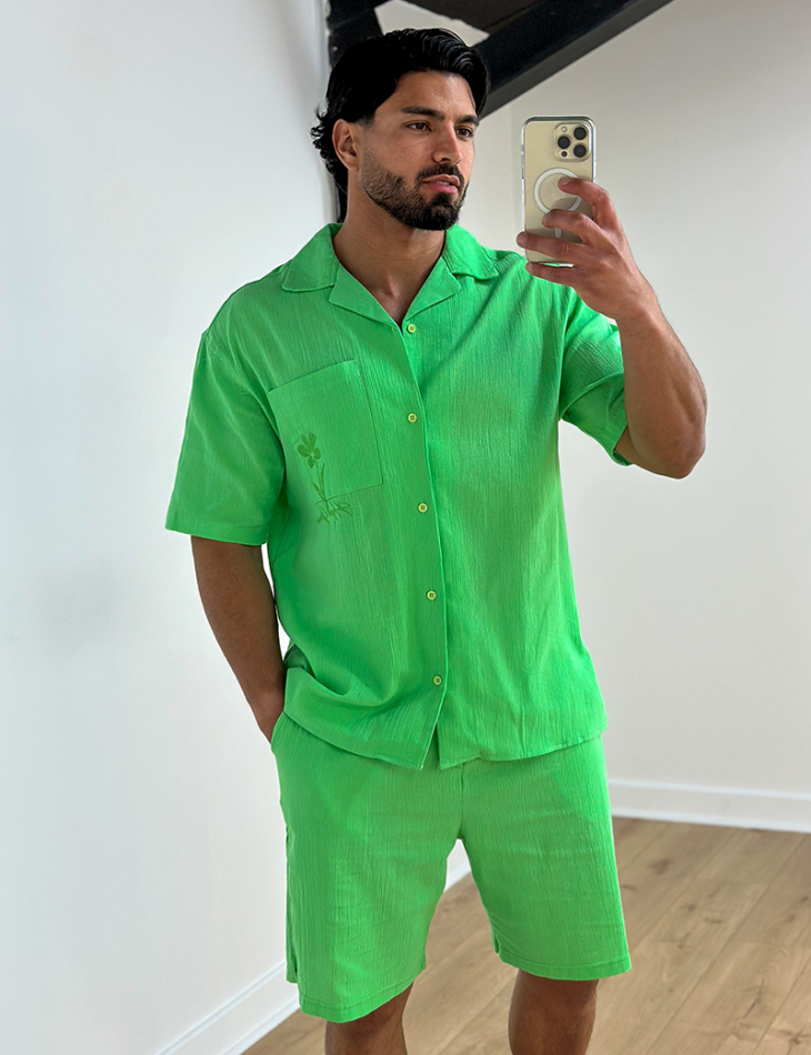 Ensemble en lin short et chemise avec une fleur brodée Ensemble en lin short et chemise avec une fleur brodée