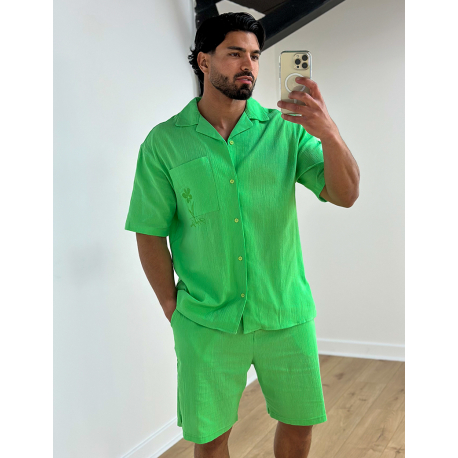 Ensemble en lin short et chemise avec une fleur brodée Ensemble en lin short et chemise avec une fleur brodée