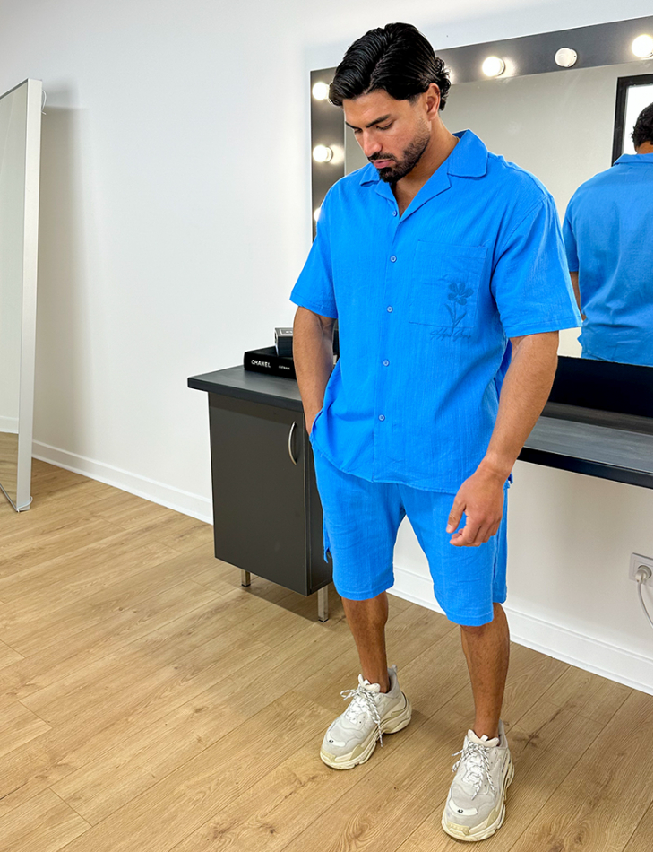 Ensemble en lin short et chemise avec une fleur brodée Ensemble en lin short et chemise avec une fleur brodée