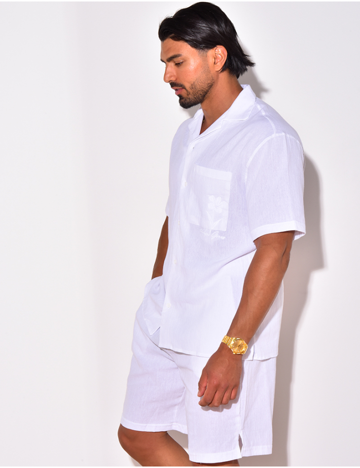 Ensemble en lin short et chemise avec une fleur brodée Ensemble en lin short et chemise avec une fleur brodée