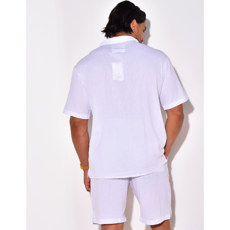 Ensemble en lin short et chemise avec une fleur brodée Ensemble en lin short et chemise avec une fleur brodée