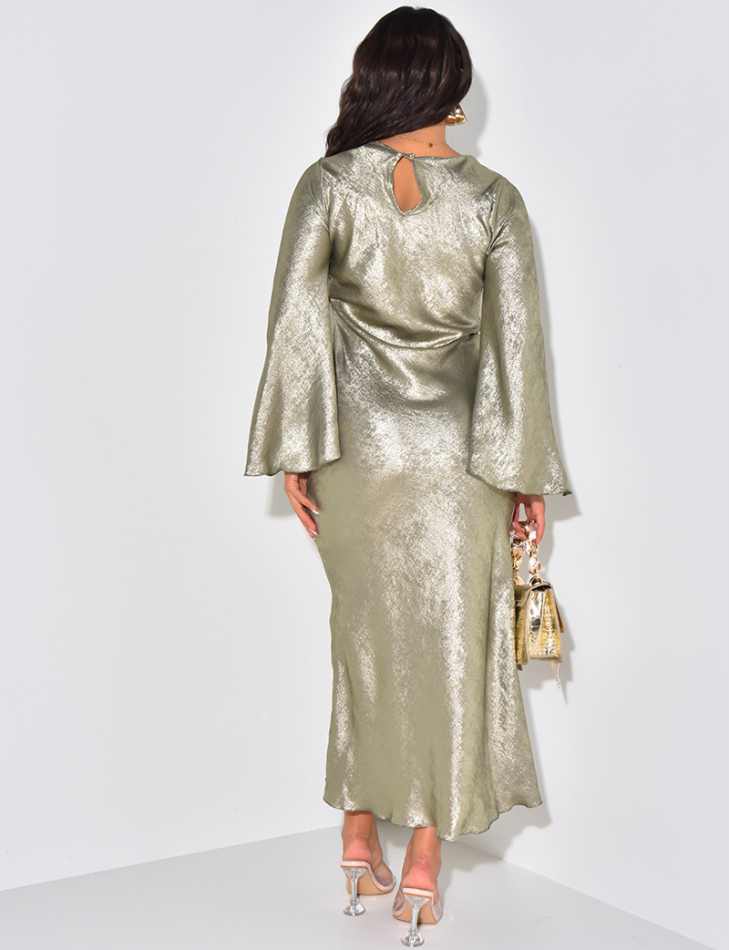  Langes Kleid aus metallisiertem Stoff mit ausgestellten Ärmeln.