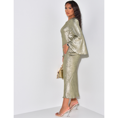   Langes Kleid aus metallisiertem Stoff mit ausgestellten Ärmeln.