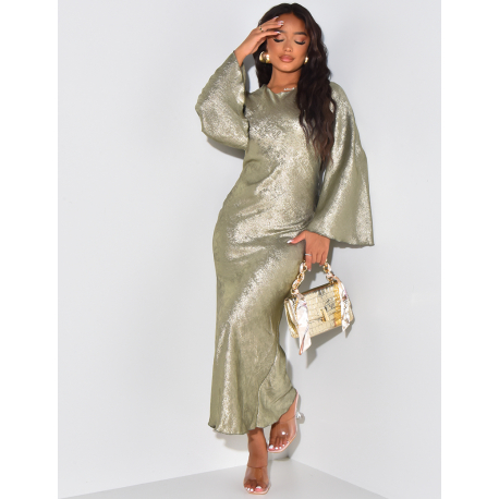   Langes Kleid aus metallisiertem Stoff mit ausgestellten Ärmeln.