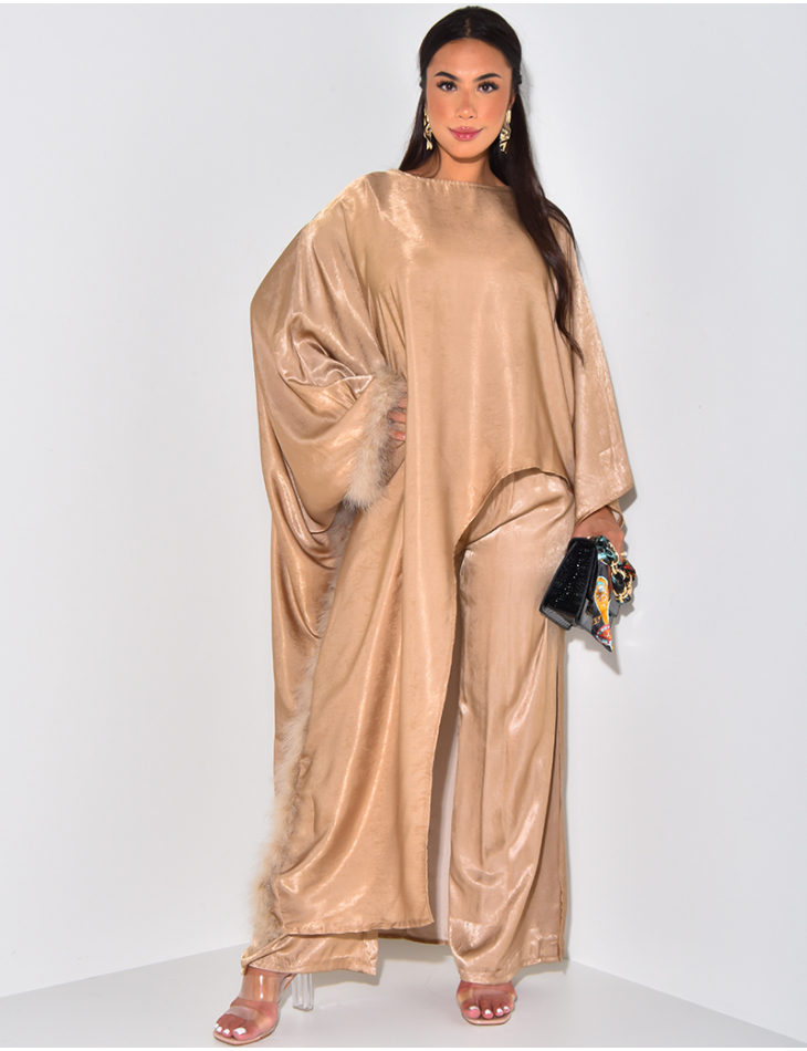   Set aus Hose und langer, geschlitzter Tunika mit Pelzbesatz