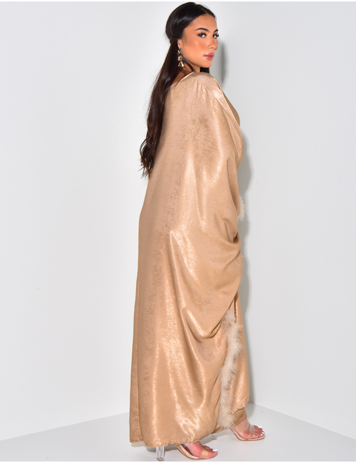   Set aus Hose und langer, geschlitzter Tunika mit Pelzbesatz