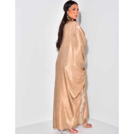   Set aus Hose und langer, geschlitzter Tunika mit Pelzbesatz