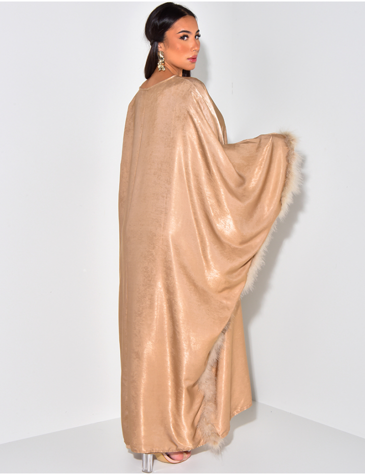   Set aus Hose und langer, geschlitzter Tunika mit Pelzbesatz