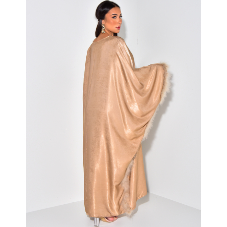   Set aus Hose und langer, geschlitzter Tunika mit Pelzbesatz