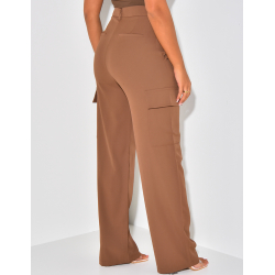 Gerade geschnittene Hose mit Cargotaschen Gerade geschnittene Hose mit Cargotaschen