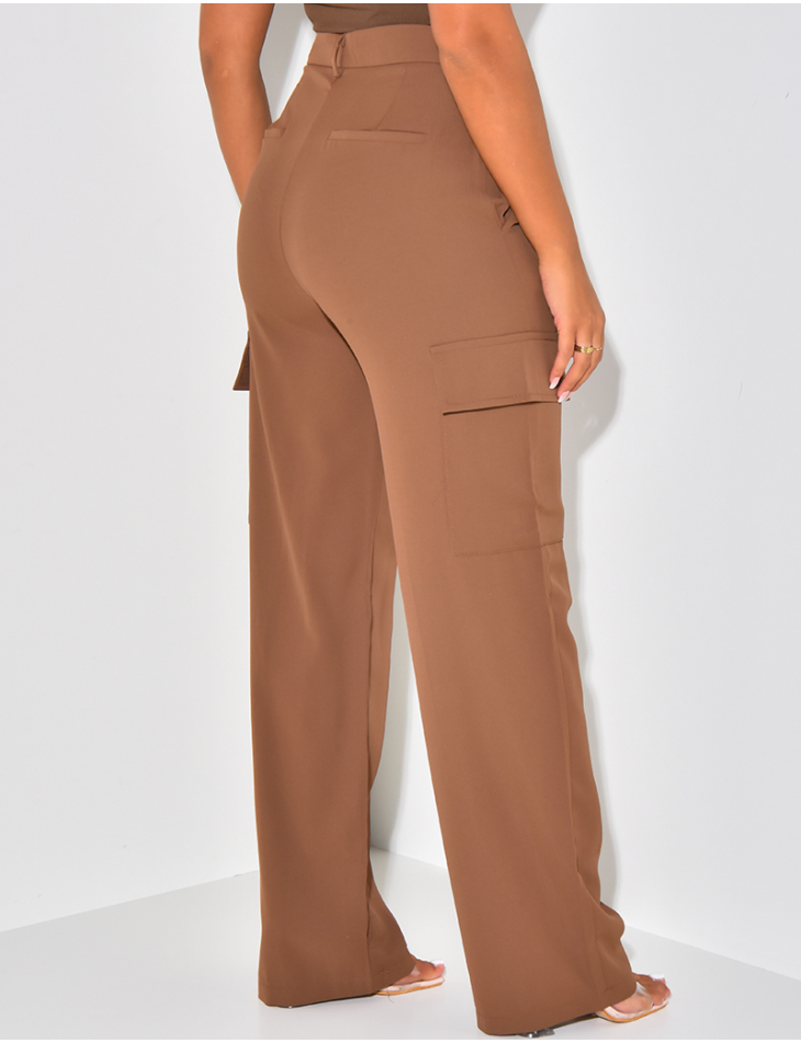 Gerade geschnittene Hose mit Cargotaschen Gerade geschnittene Hose mit Cargotaschen