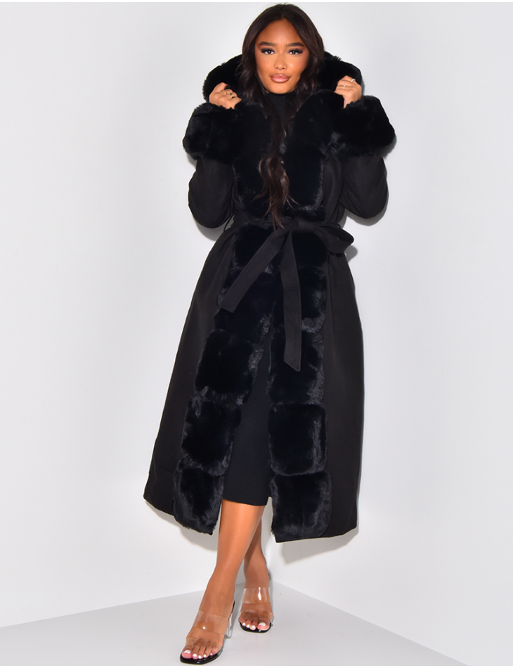 Manteau long à capuche avec fourrure Manteau long à capuche avec fourrure
