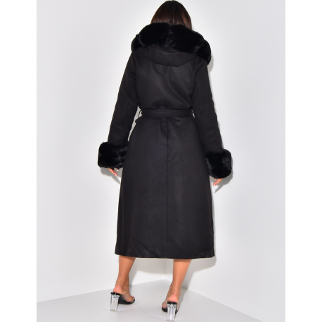 Manteau long à capuche avec fourrure Manteau long à capuche avec fourrure