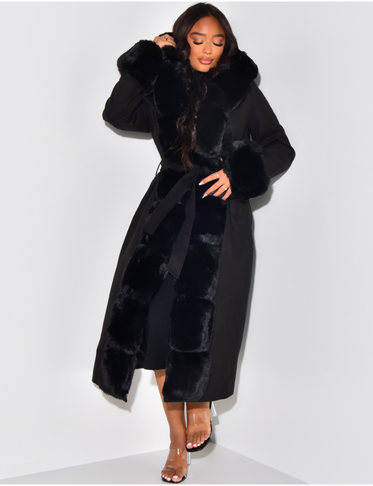Manteau long à capuche avec fourrure Manteau long à capuche avec fourrure
