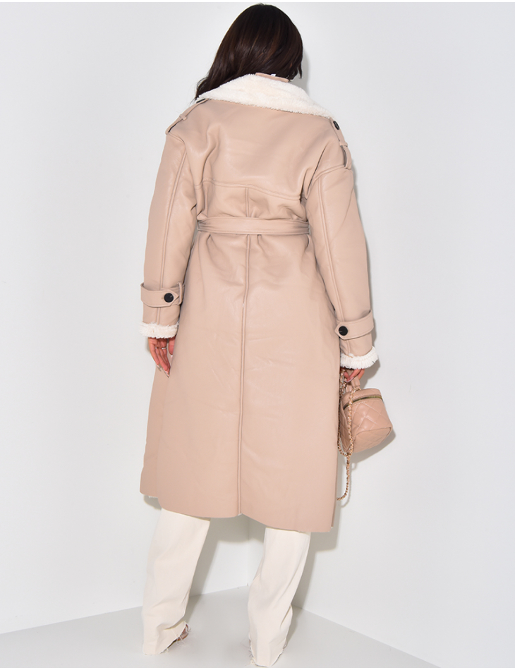 Langer Mantel mit Pelzbesatz aus veganem Leder