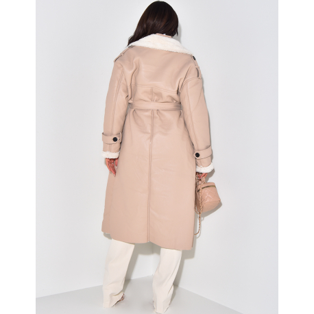 Langer Mantel mit Pelzbesatz aus veganem Leder