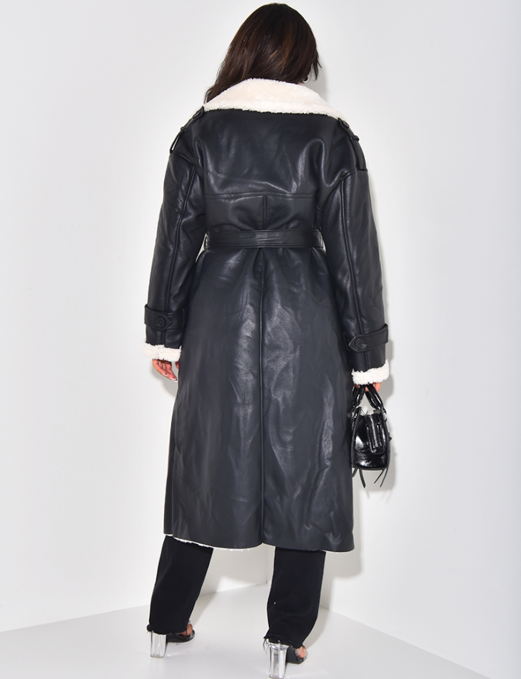 Manteau long à fourrure en cuir vegan  Manteau long à fourrure en cuir vegan