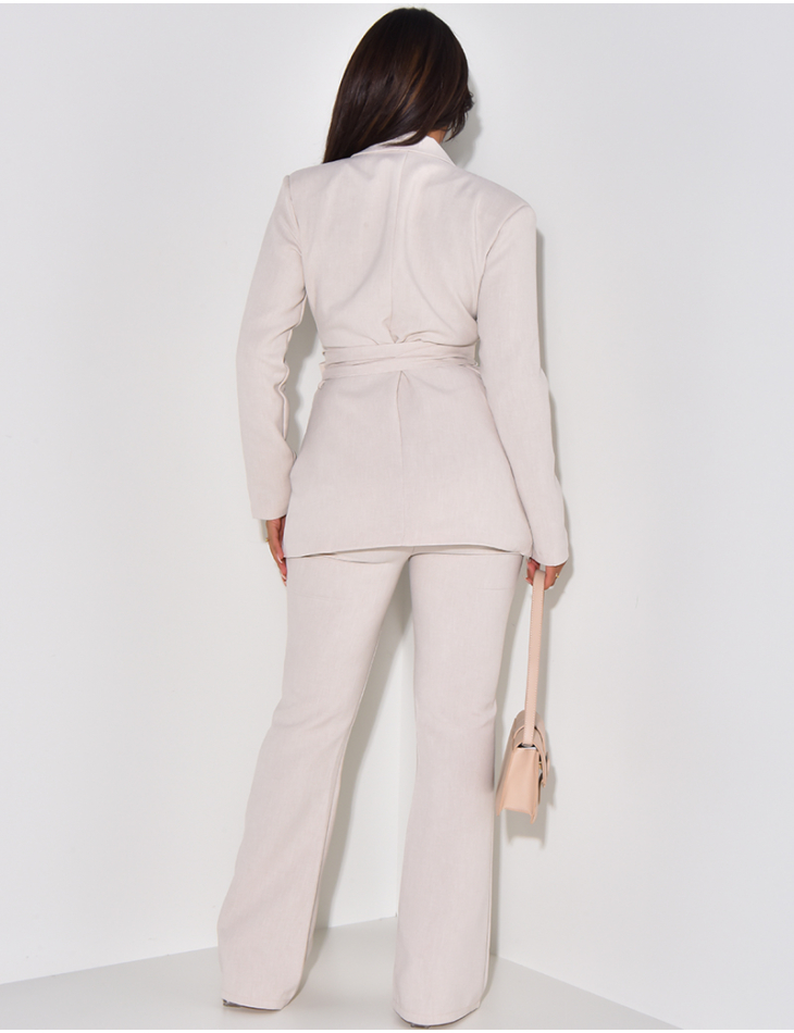 Ensemble de tailleur à ceinture large et pantalon patte d'eph effet lin Ensemble de tailleur à ceinture large et pantalon patte d'eph effet lin